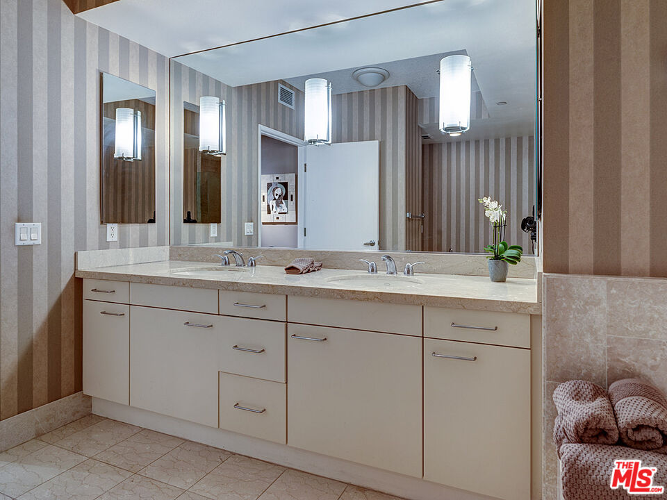 13600 Marina Pointe Dr Unit: 614