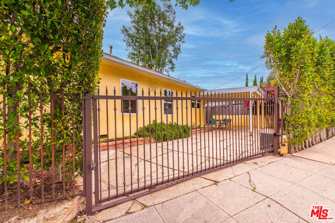 16751 W Sunset Blvd