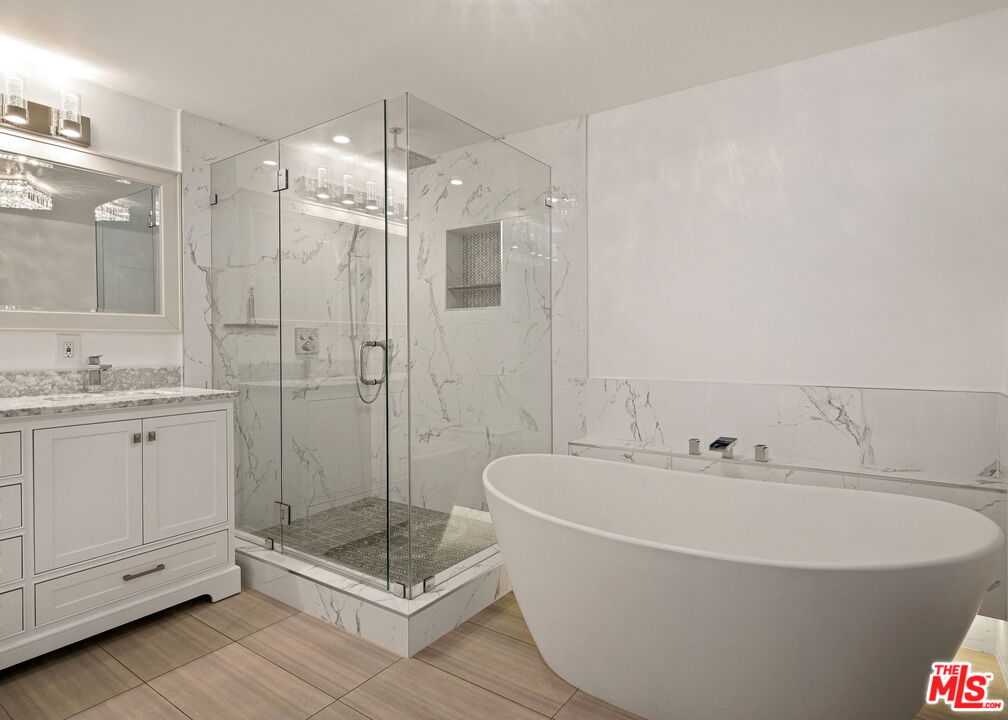 930 N Doheny Dr, #208