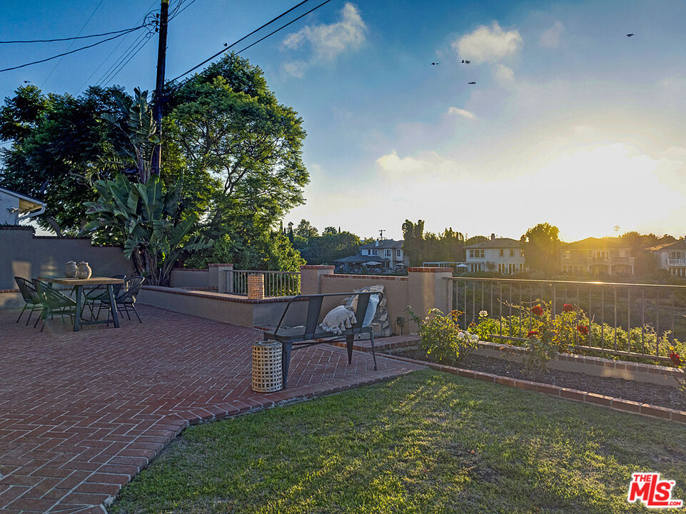 7507 Cowan Ave