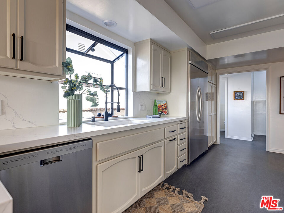 7507 Cowan Ave