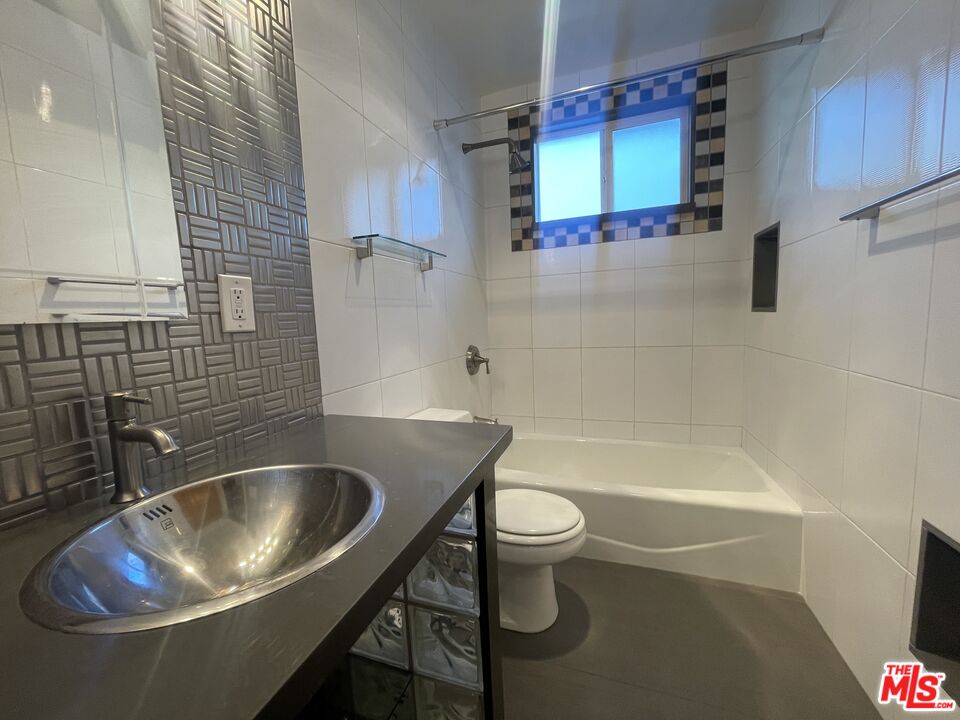 1122 N Formosa Ave, #8