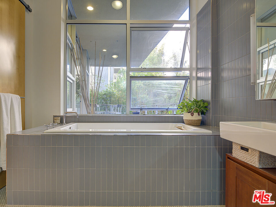 4080 Glencoe Ave Unit: 211