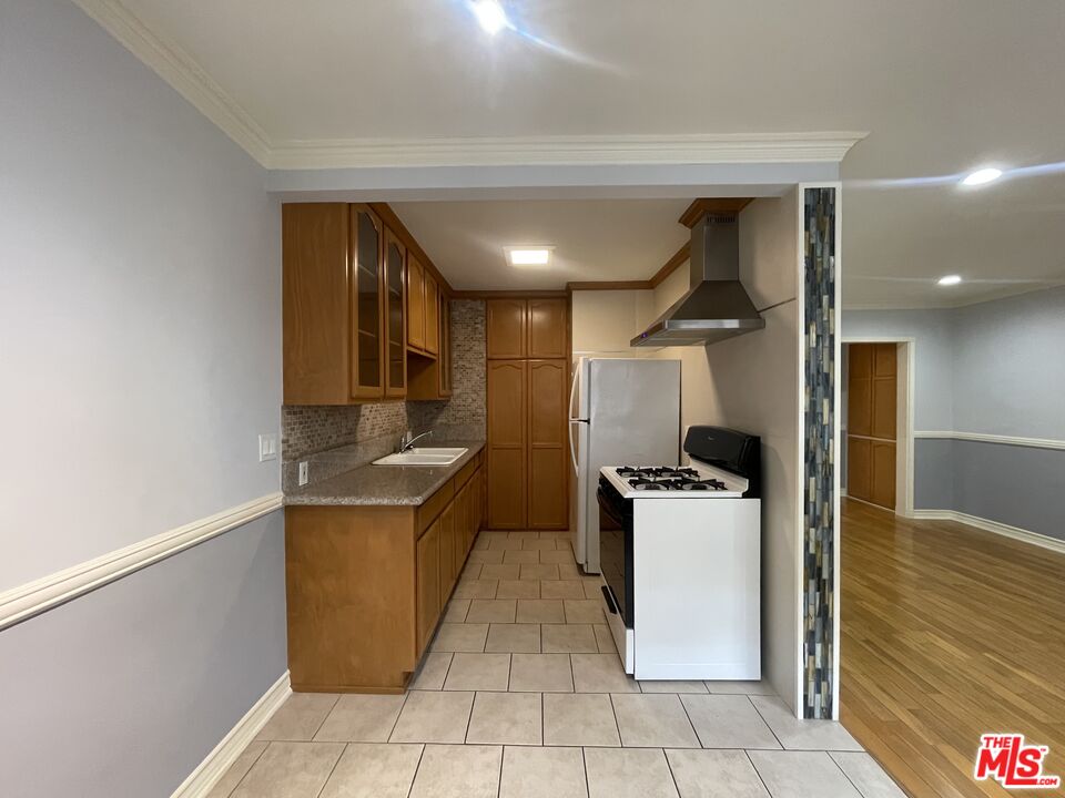 1126 N Formosa Ave, #3