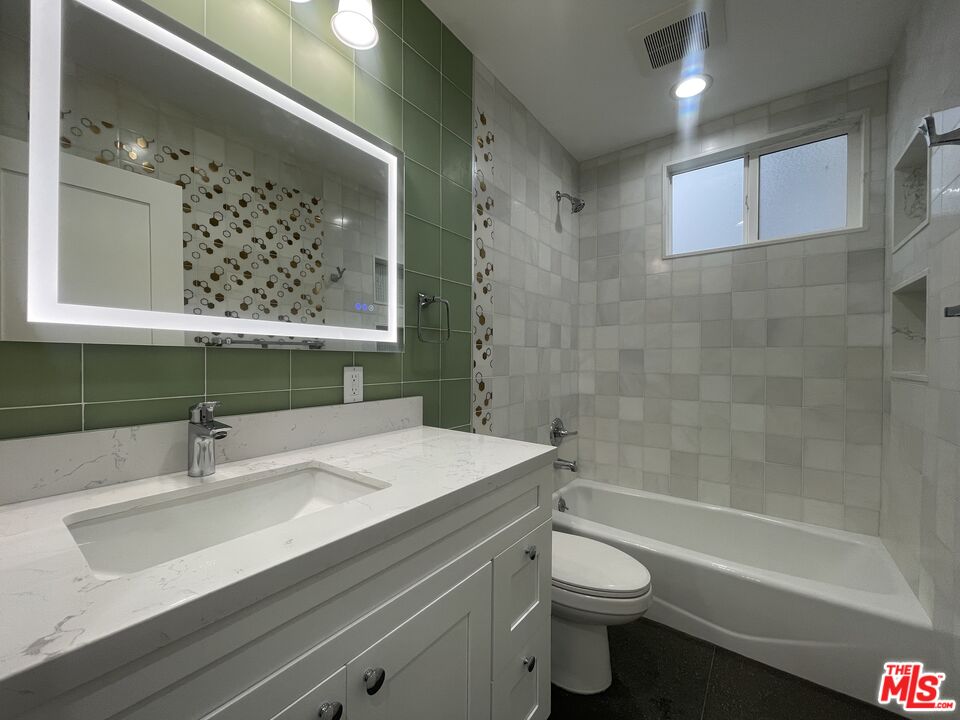 1126 N Formosa Ave, #4