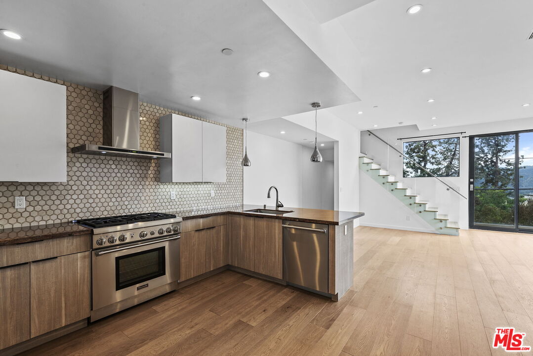 2222 Montrose Ave Unit: G