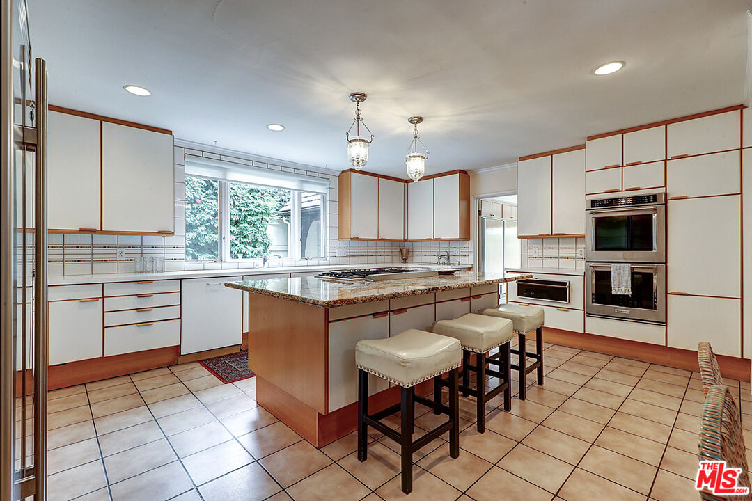 322 N June St
