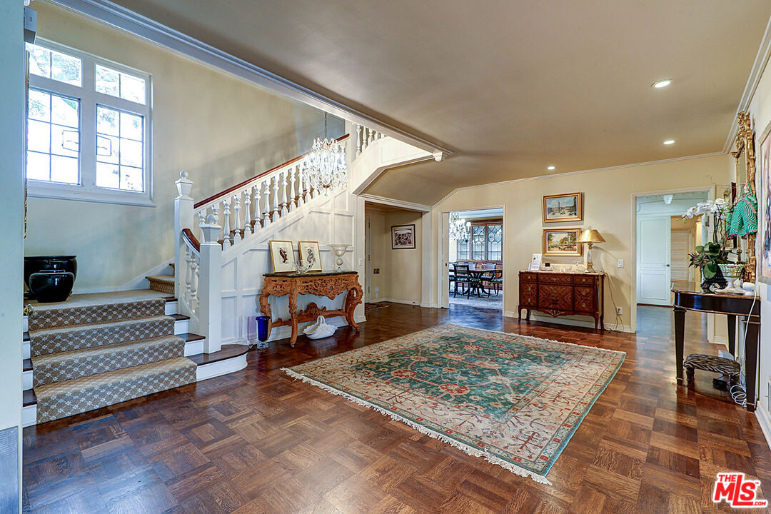 322 N June St