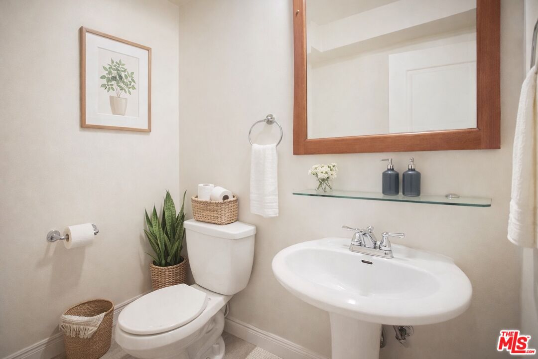 1154 S Barrington Ave, #109