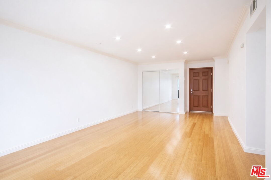 1154 S Barrington Ave, #109