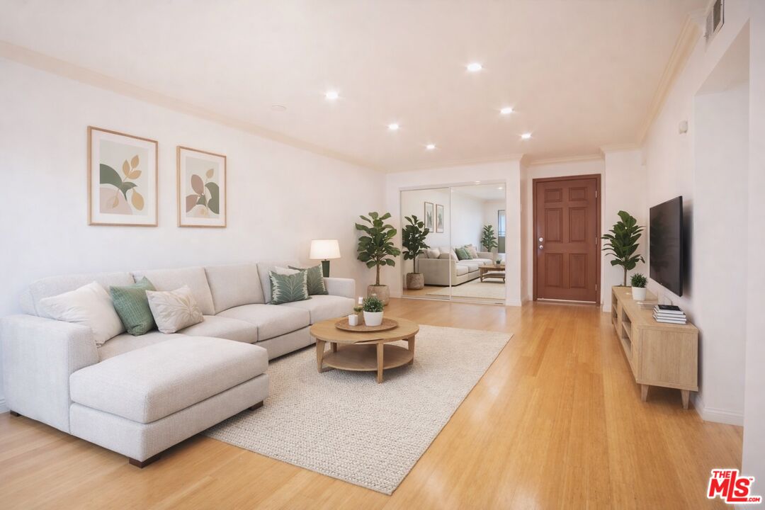 1154 S Barrington Ave, #109