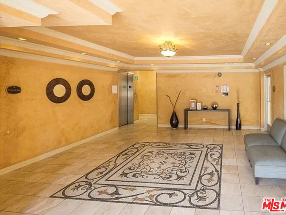 1154 S Barrington Ave, #109