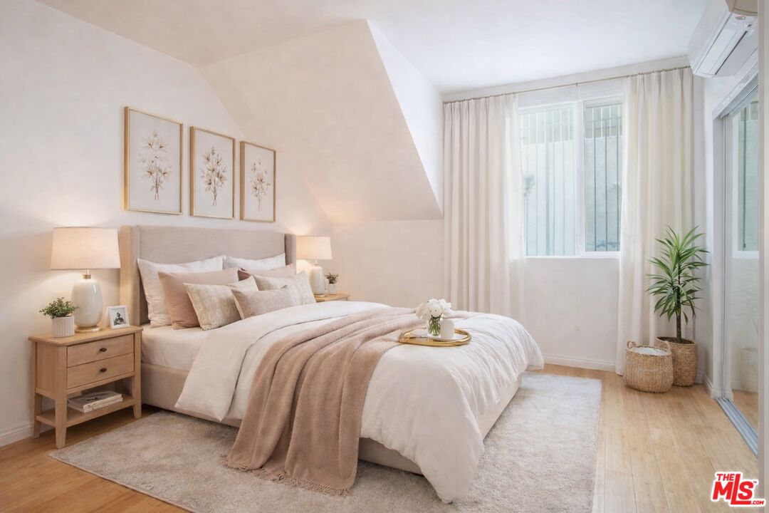 1154 S Barrington Ave, #109