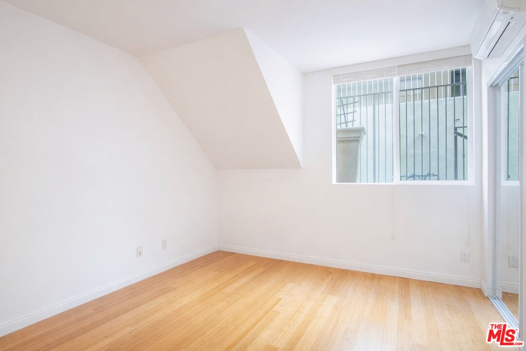 1154 S Barrington Ave, #109