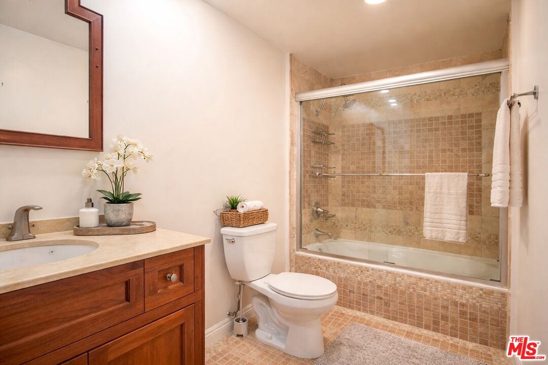 1154 S Barrington Ave, #109