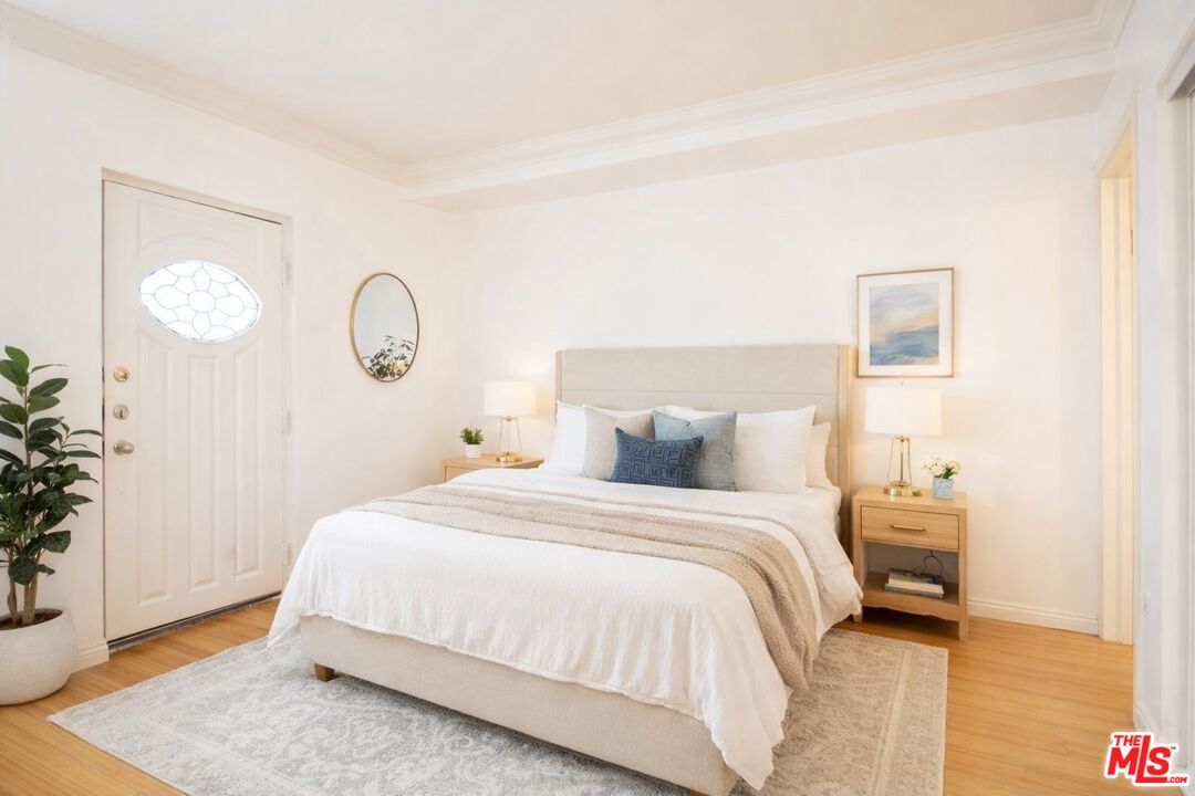 1154 S Barrington Ave, #109