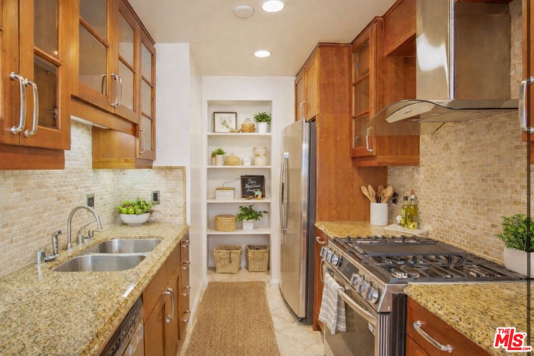 1154 S Barrington Ave, #109