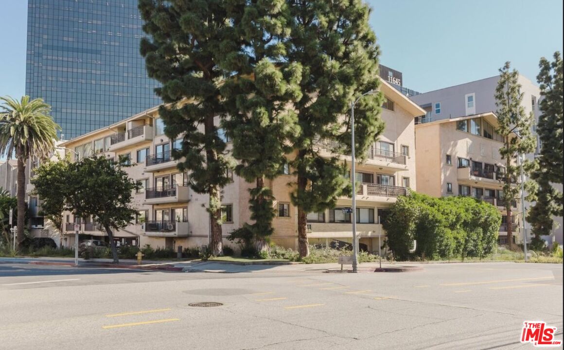 1154 S Barrington Ave, #109