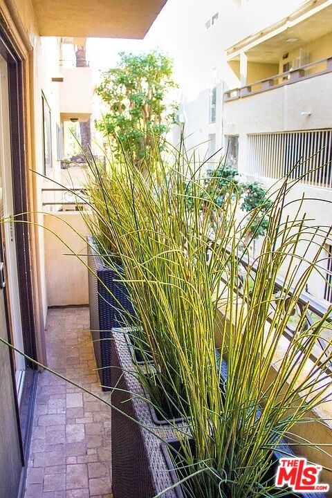 1154 S Barrington Ave, #109