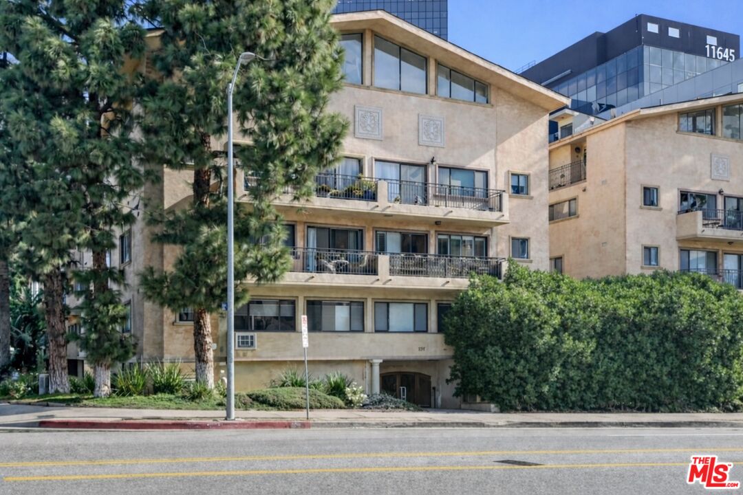 1154 S Barrington Ave, #109