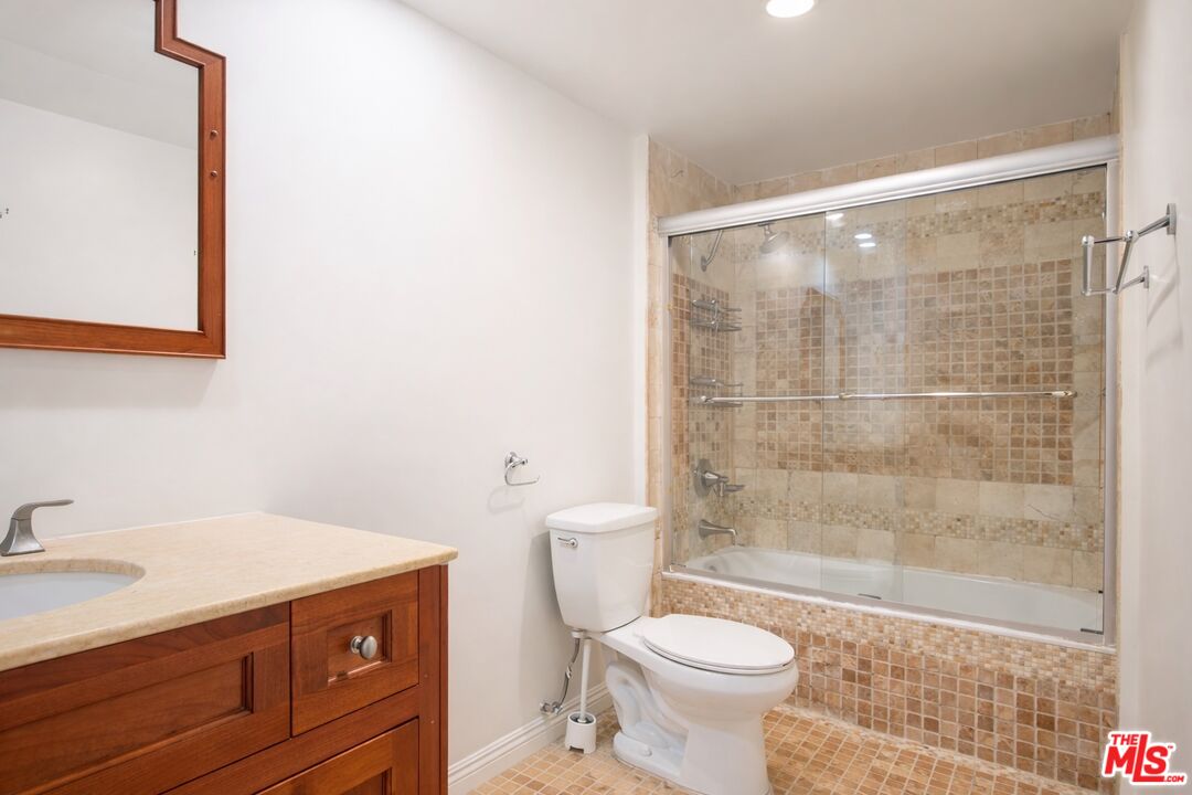 1154 S Barrington Ave, #109