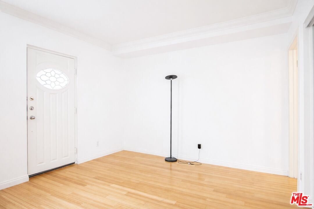 1154 S Barrington Ave, #109