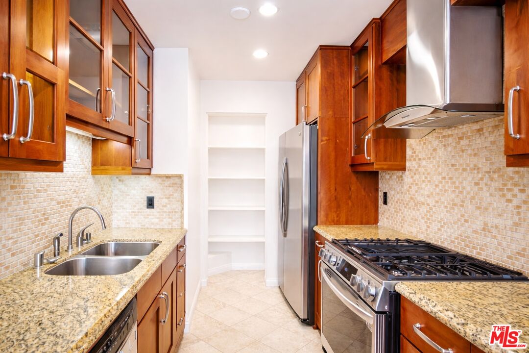 1154 S Barrington Ave, #109