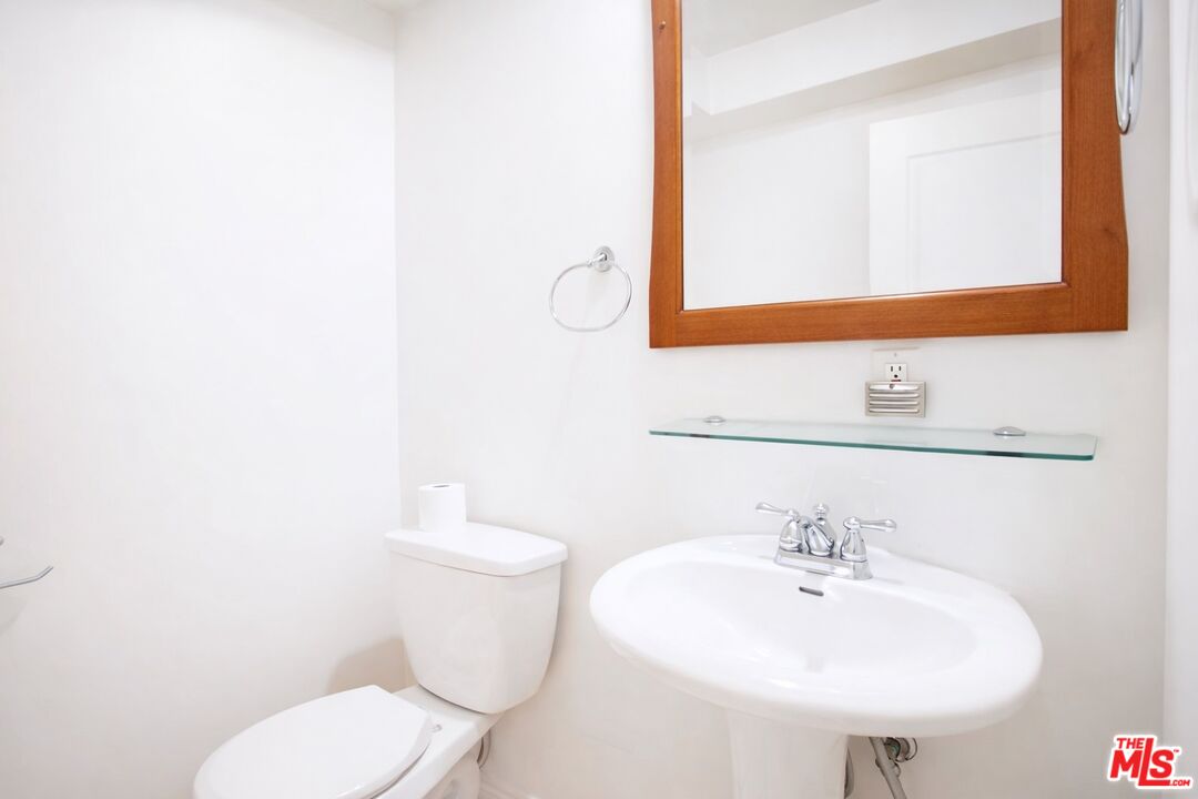 1154 S Barrington Ave, #109