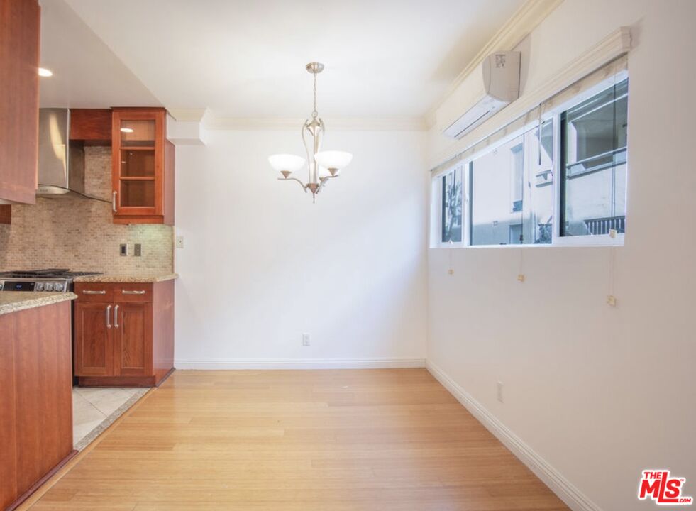 1154 S Barrington Ave, #109