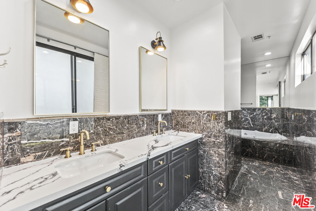 2646 Rinconia Dr