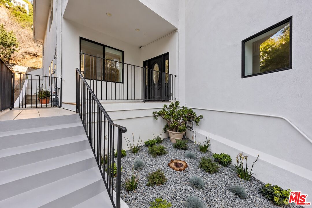 2646 Rinconia Dr
