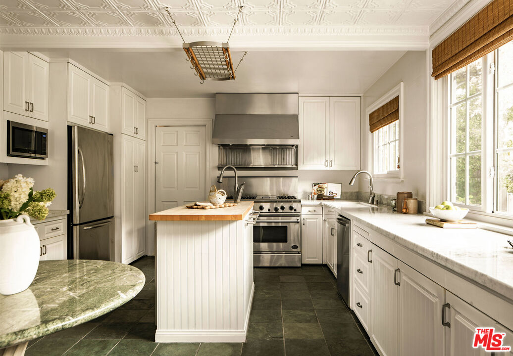 2533 Benedict Canyon Dr