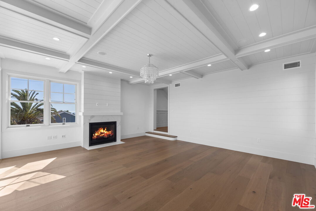 566 Ida St