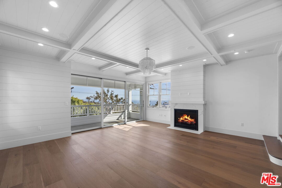 566 Ida St