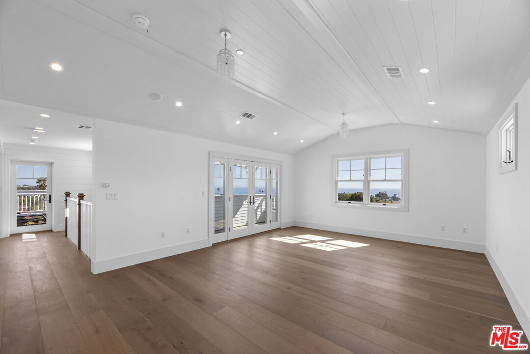 566 Ida St