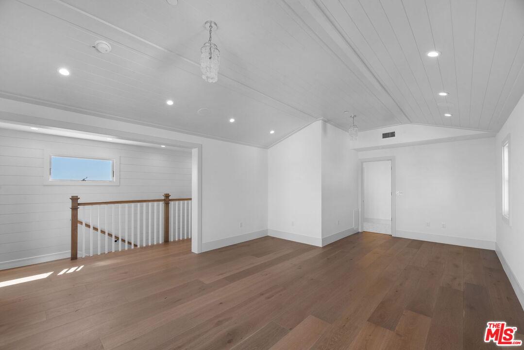 566 Ida St