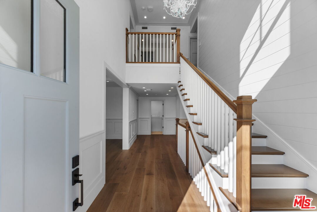 566 Ida St