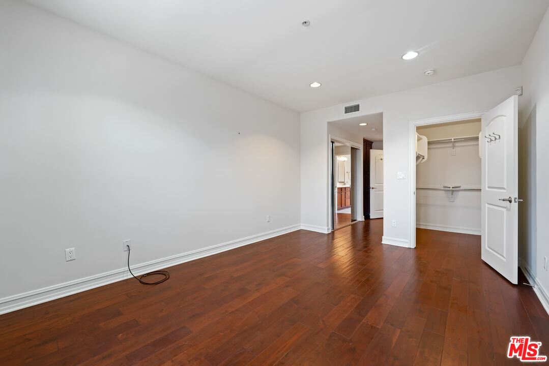 14242 Burbank Blvd Unit: 103