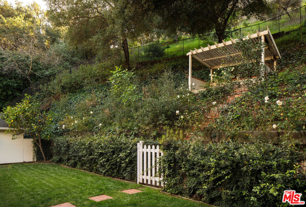 2533 Benedict Canyon Dr