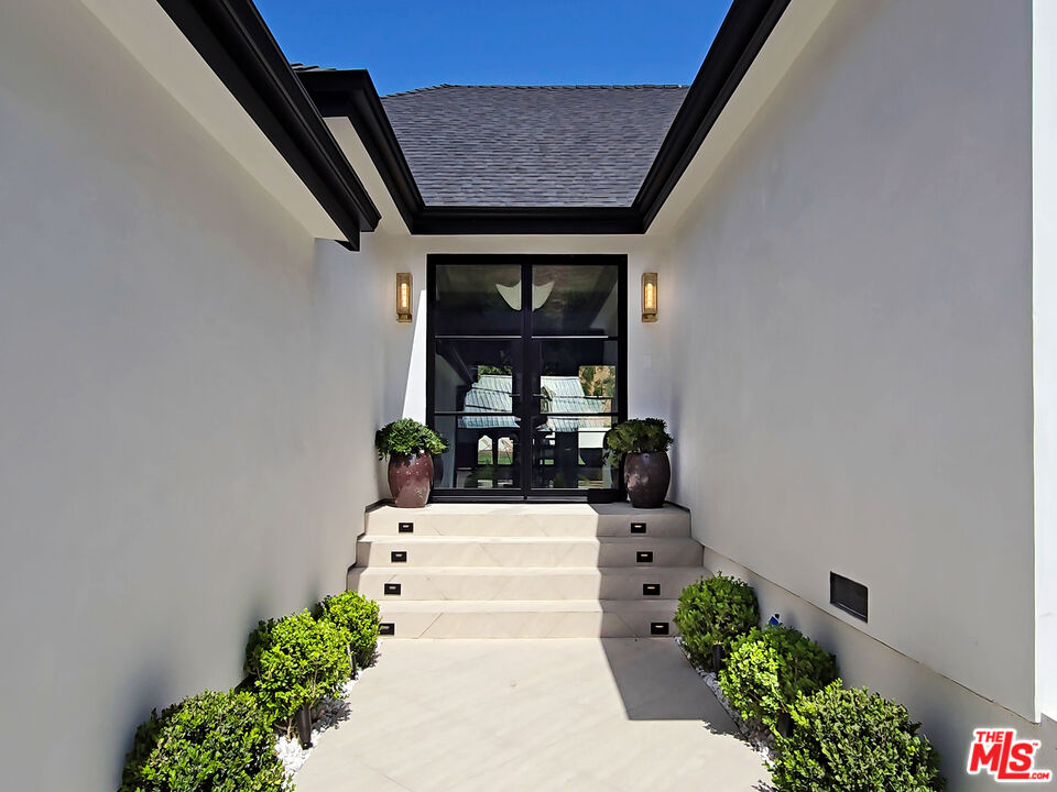 2288 Coldwater Canyon Dr