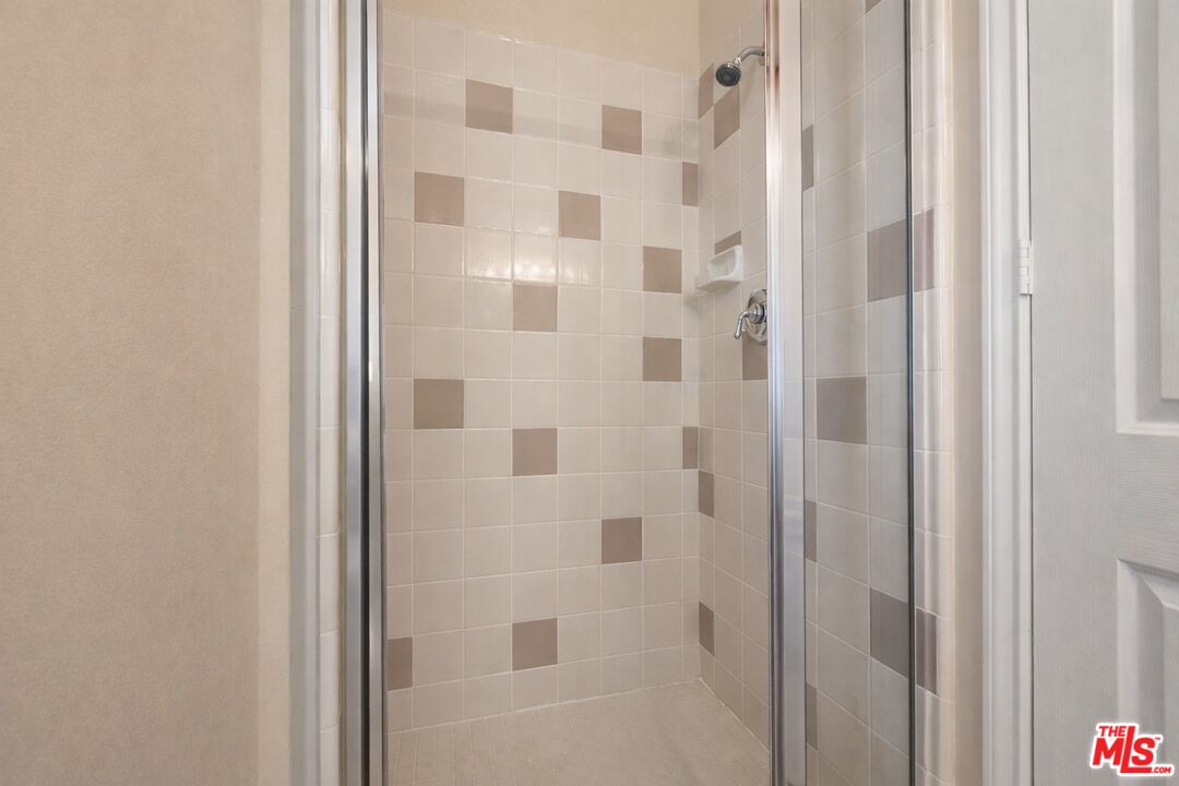 37 Shoreline Dr