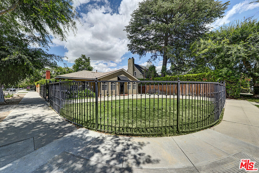 15601 Morrison St