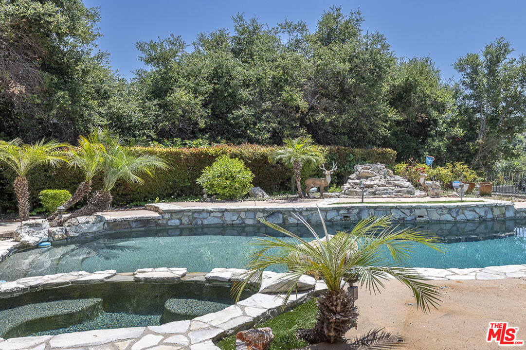 16379 Meadowridge Rd