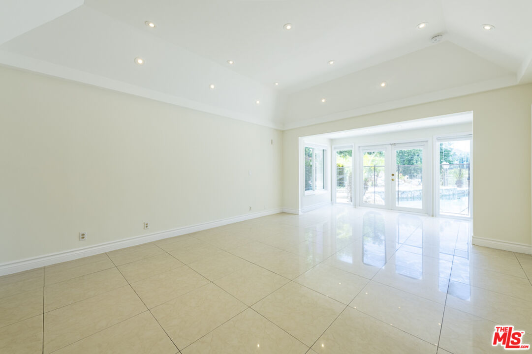 16379 Meadowridge Rd
