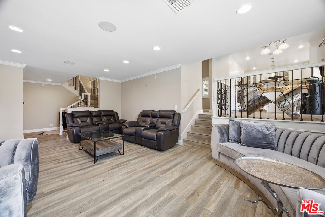157 S Donna Ct