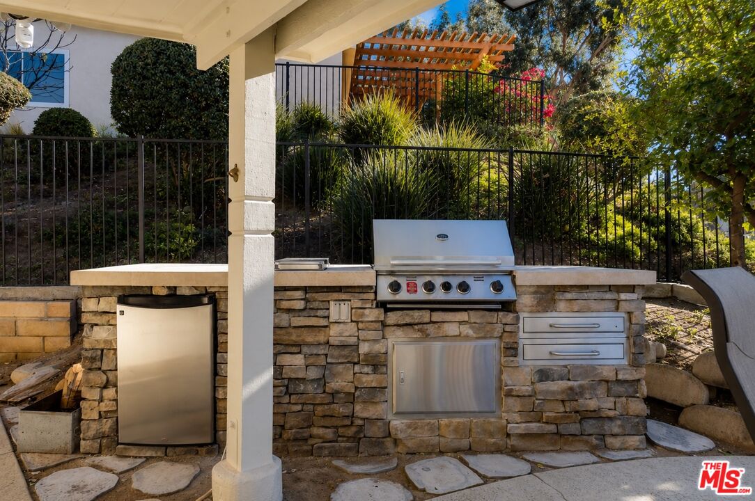 157 S Donna Ct