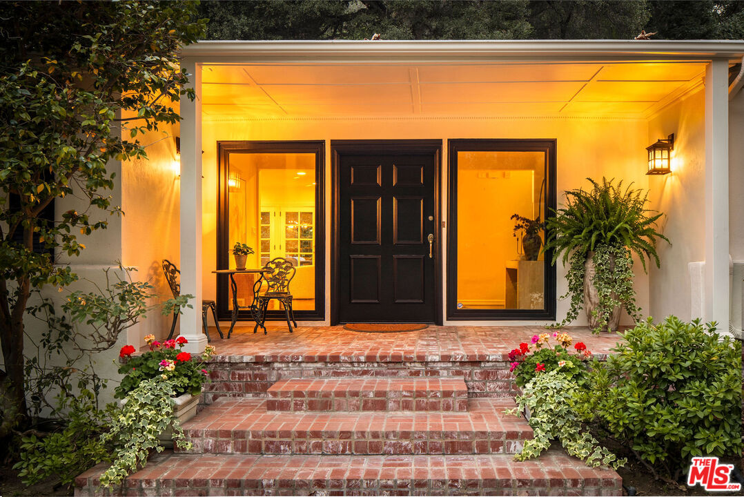 2533 Benedict Canyon Dr