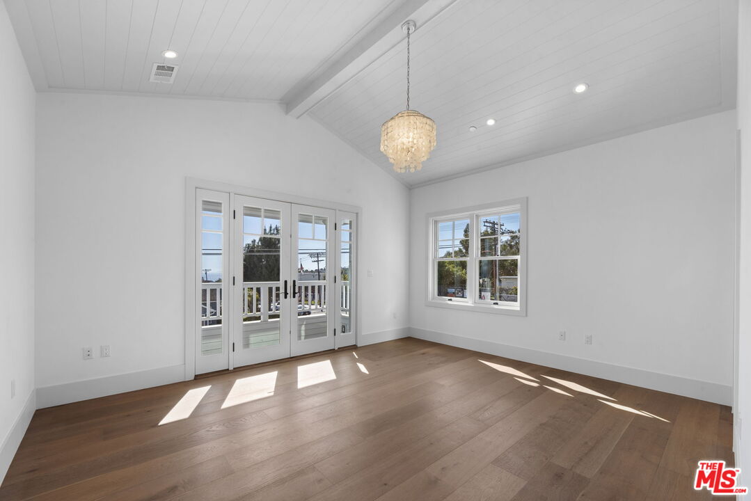 566 Ida St