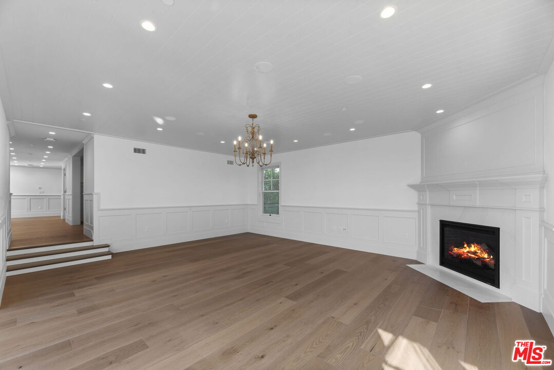 566 Ida St