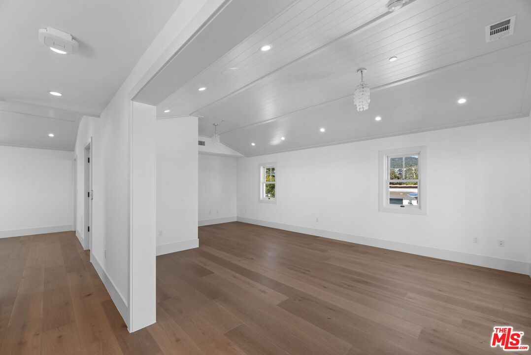 566 Ida St